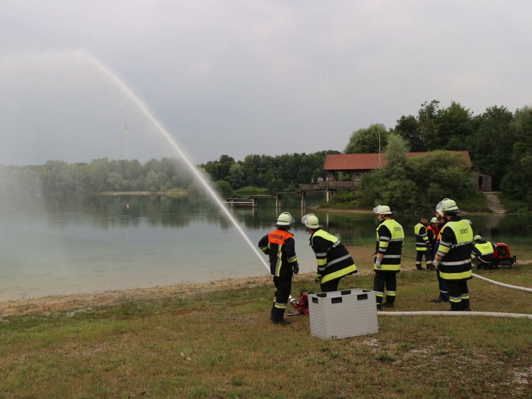 Grossansicht in neuem Fenster: Freiwillige Feuerwehr Mammendorf - Übung am See