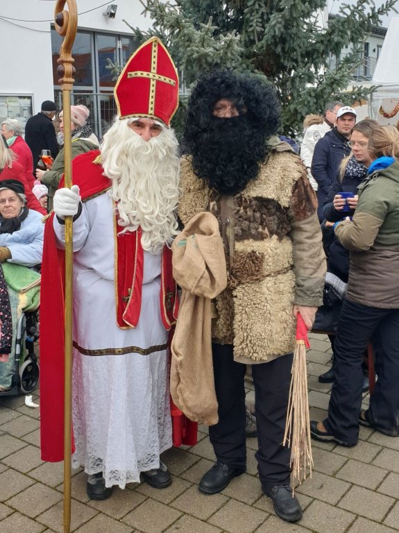 Grossansicht in neuem Fenster: Nikolaus und Krampus auf dem Christkindlmarkt Grossansicht in neuem Fenster: Nikolaus und Krampus auf dem Christkindlmarkt