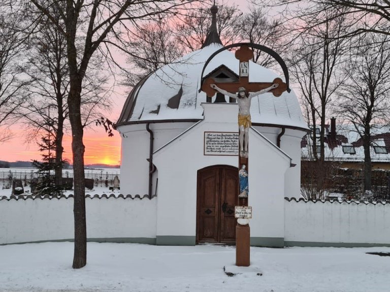Grossansicht in neuem Fenster: Kapelle Maria Trost (Pestkapelle), Jesenwang im Winter Grossansicht in neuem Fenster: Kapelle Maria Trost (Pestkapelle), Jesenwang im Winter