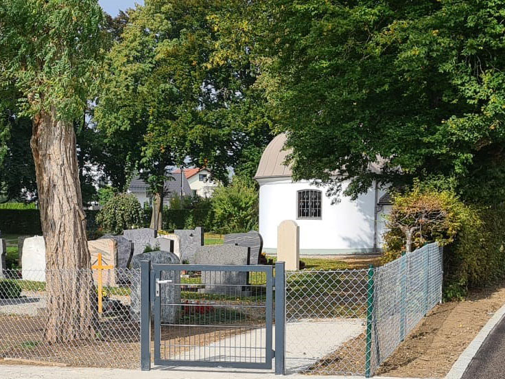 Grossansicht in neuem Fenster: Kapelle Maria Trost (Pestkapelle), Jesenwang - Eingang zum Friedhof Grossansicht in neuem Fenster: Kapelle Maria Trost (Pestkapelle), Jesenwang - Eingang zum Friedhof