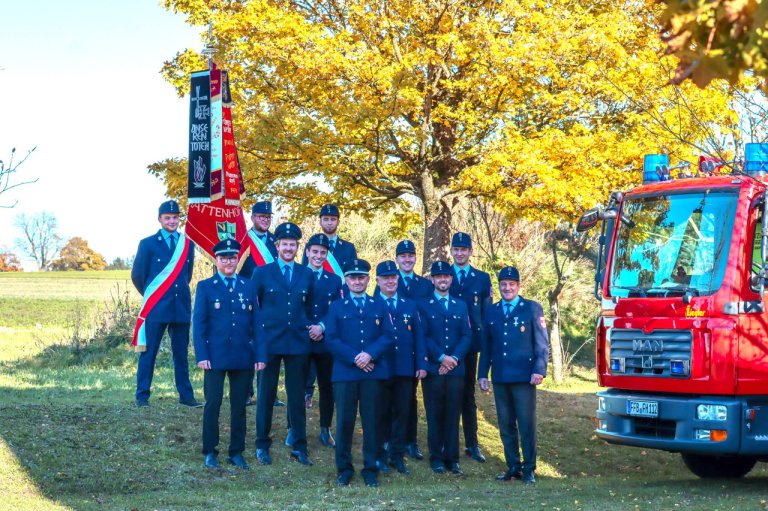 Grossansicht in neuem Fenster: Freiwillige Feuerwehr Hattenhofen - Gruppenbild der Kommandanten und Vorstand